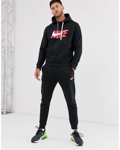 asos nike schwarzer trainingsanzug mit swoosh logo rote schrift|Nike – Trainingsanzug mit Swoosh.